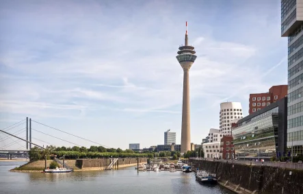 nur 450 m vom Rhein - Büro/Praxis mieten in Düsseldorf - Modern Arbeiten nur 450 m vom Rhein