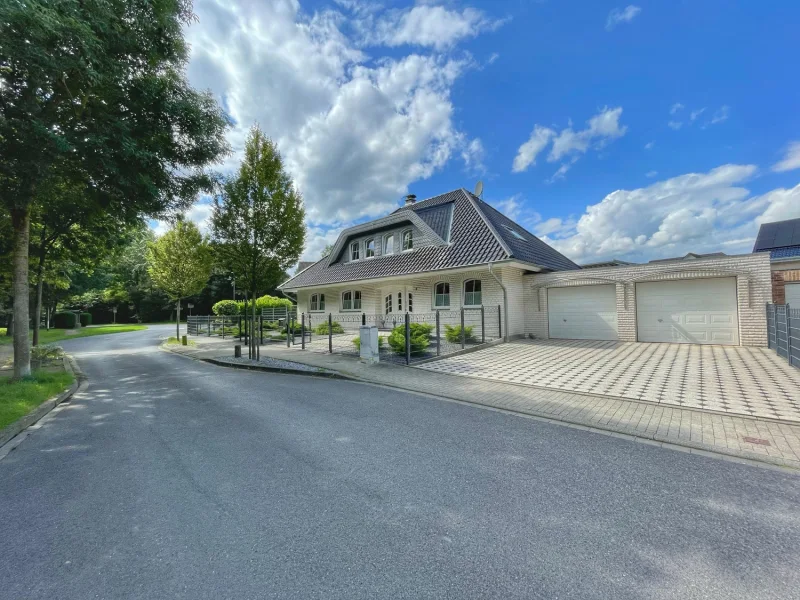 Ansicht vorne - Haus kaufen in Aldenhoven - Charmantes Einfamilienhaus mit Doppelgarage in Aldenhoven