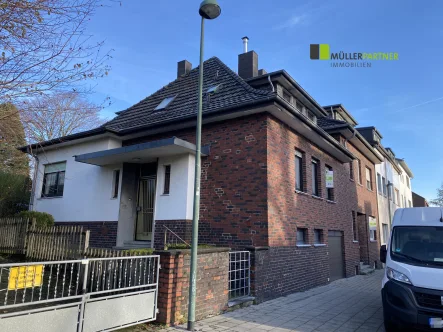 Straßenansicht - Haus kaufen in Eschweiler - Gepflegtes Einfamilienhaus Nähe Liebfrauenschule in Eschweiler