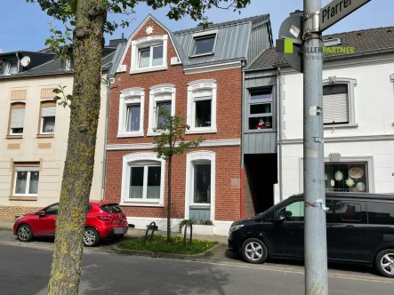 Straßenansicht - Haus kaufen in Eschweiler-Dürwiß - Liebevoll modernisiertes Wohnhaus in Eschweiler-Dürwiß mit Pool