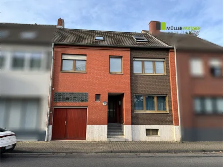 Frontansicht  - Haus kaufen in Düren-Mariaweiler - Verklinkertes Ein-/Zweifamilienhaus mit Garage und Garten in zentraler Lage von Düren-Mariaweiler