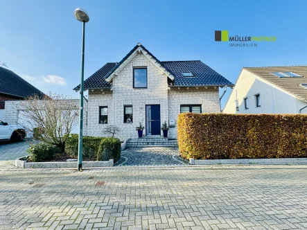 Straßenansicht - Haus kaufen in Eschweiler / Hastenrath - Exklusives Einfamilienhaus mit Doppelgarage in Hastenrath