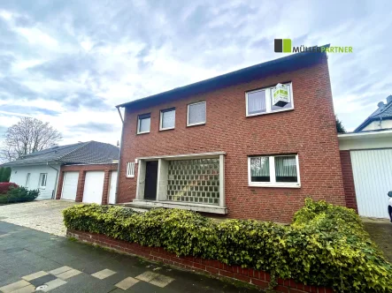 Straßenansicht - Haus kaufen in Eschweiler - Großzügiges, freistehendes Einfamilienhaus mit Garage in beliebter Wohnlage von Eschweiler