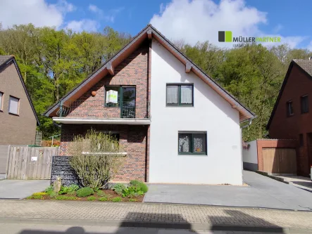 Frontansicht - Haus kaufen in Eschweiler - Freistehendes Zweifamilienhaus in ruhiger Wohnlage von Eschweiler-Weisweiler
