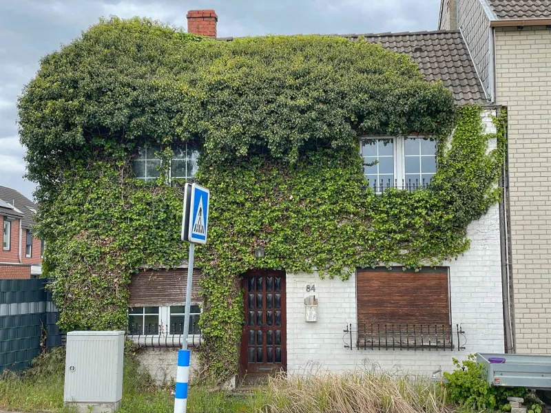 Hausansicht - Haus kaufen in Niederzier - Kleines Haus mit großem Garten in Niederzier