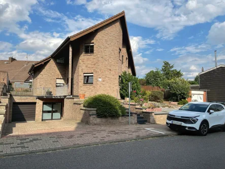 Straßenansicht - Haus kaufen in Aldenhoven / Niedermerz - Außergewöhnliches Architektenhaus in Aldenhoven-Niedermerz