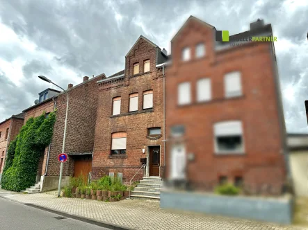 Frontansicht  - Haus kaufen in Düren - Ca. 8,46% Brutto-Rendite! Attraktive Kapitalanlage mit Potenzial in Düren-Derichsweiler