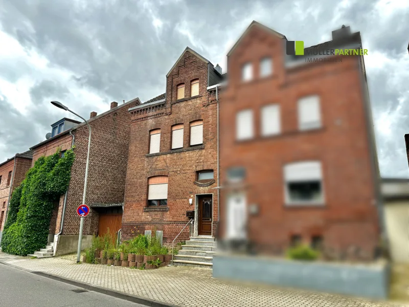 Frontansicht  - Haus kaufen in Düren - Ca. 9,67 % Brutto-Rendite! Attraktive Kapitalanlage mit Potenzial in Düren-Derichsweiler