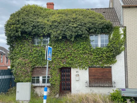 Hausansicht - Haus kaufen in Niederzier - Kleines Haus mit großem Garten in Niederzier