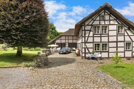 Titelbild - Haus kaufen in Monschau / Widdau - Zeitreise im Grünen: Historisches Bauernhaus mit Reetdach und kleinem Pferdestall in Monschau-Widdau