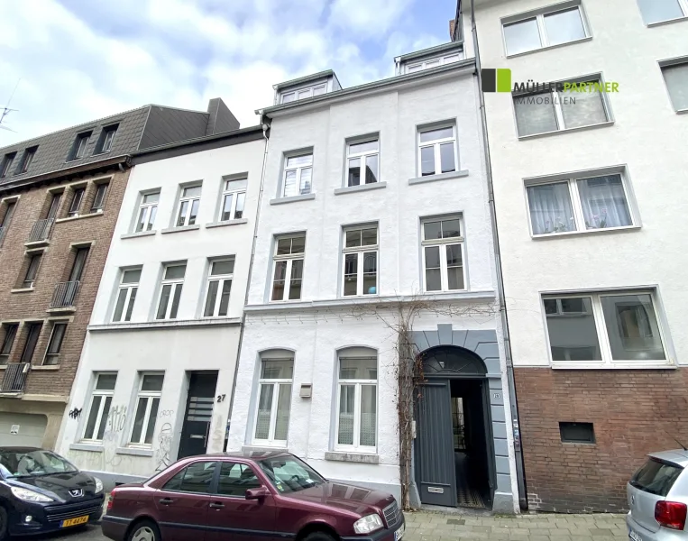 Straßenansicht - Wohnung mieten in Aachen - Gemütliche  Maisonettewohnung im 2. Obergeschoss und Dachgeschoss mit Terrasse und Kamin