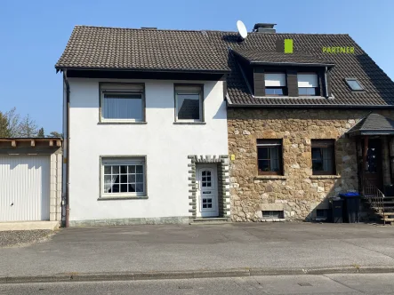 Straßenansicht - Haus kaufen in Stolberg (Rheinland) / Gressenich - Gemütliches Einfamilienhaus mit gepflegtem Garten in Stolberg-Gressenich