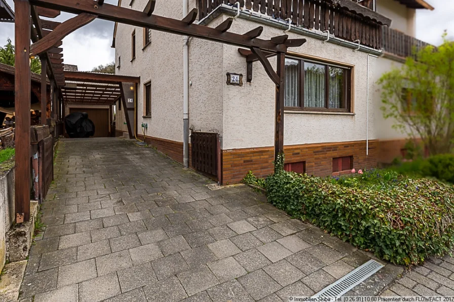 Einfahrt mit Carport und Garage