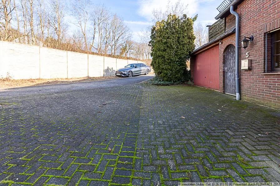 Lärmschutzwand vor dem Haus