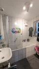 Badewanne mit Duschtrennwand