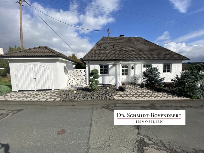 Titelbild - Haus kaufen in Wilnsdorf - Wohnen auf einer Ebene! Gepflegter Bungalow auf großzügigem Grundstück in toller Lage von Wilnsdorf