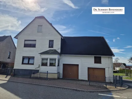 Titelbild - Haus kaufen in Malberg - Solides Einfamilienhaus mit großem Grundstück (separater Bauplatz) in zentraler Lage von Malberg!