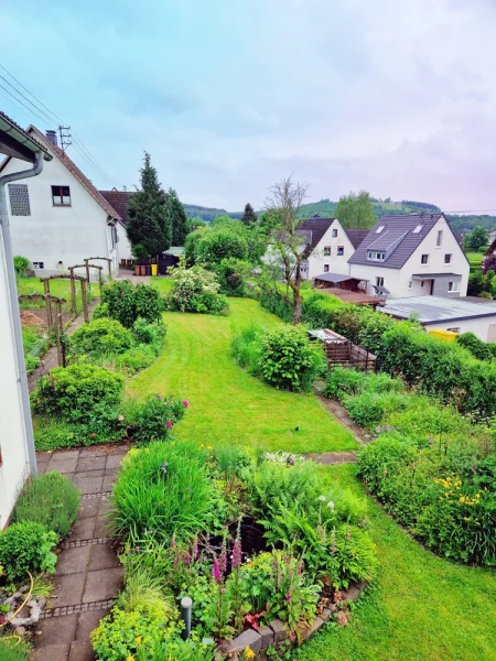 Blick vom Balkon in den Garten