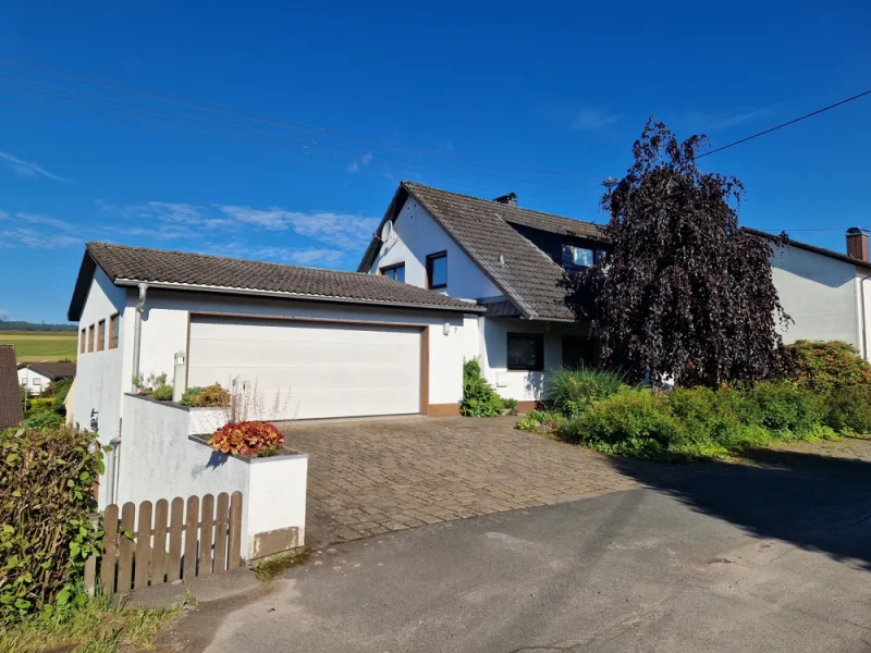 Außenansicht mit Doppelgarage - Haus kaufen in Kreuztal / Littfeld - Großzügiges Einfamilienhaus mit tollem Gartengrundstück in schöner Lage von Kreuztal-Littfeld!