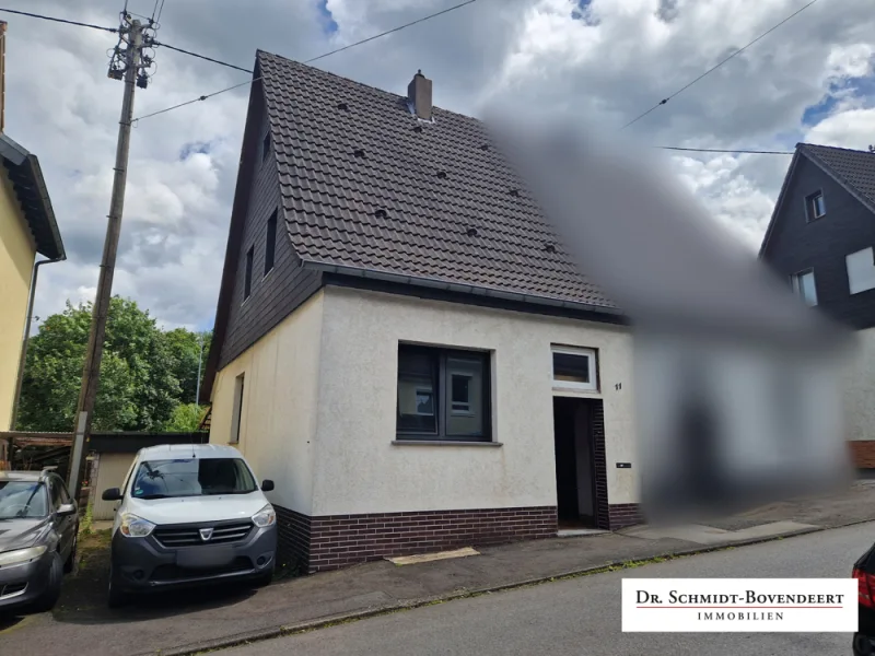 Titelbild - Haus kaufen in Wissen - Solide Doppelhaushälfte mit Garage und Garten in ruhiger und doch zentraler Lage von Wissen!