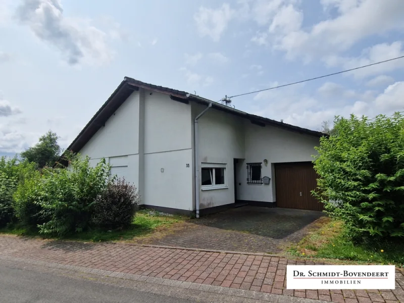 Titelbild - Haus kaufen in Rennerod - Altersgerechtes Wohnen - Bungalow in schöner Waldrandlage von Rennerod!