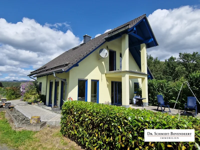 Titelbild - Haus kaufen in Herdorf - Schickes Einfamilienhaus mit Einliegerwohnung und großer Doppelgarage in Ortsrandlage von Herdorf!