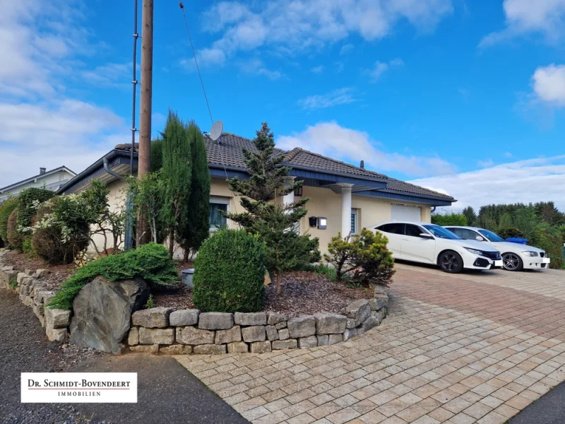 Titelbild - Haus kaufen in Nauroth - Altersgerechtes Wohnen - ebenerdiger Bungalow mit überdachter Terrasse und Wintergarten in Nauroth!