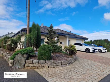 Titelbild - Haus kaufen in Nauroth - Altersgerechtes Wohnen - ebenerdiger Bungalow mit überdachter Terrasse und Wintergarten in Nauroth!