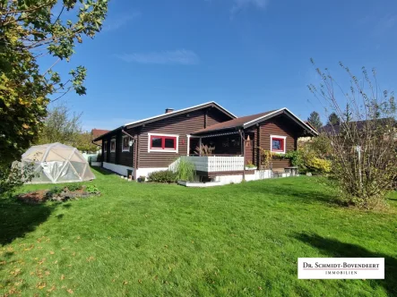 Titelbild - Haus kaufen in Fürthen - Seltene Gelegenheit - toller skandinavischer Holzblockhaus-Bungalow mit schönem Gartengrundstück!