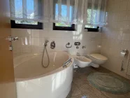 Badezimmer mit Eckbadewanne