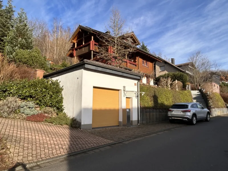 Straßenansicht mit Garage