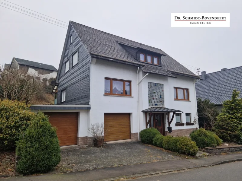 Titelbild - Haus kaufen in Weitefeld - Großzügiges und gepflegtes Einfamilienhaus mit Garten und 2 Garagen in schöner Lage von Weitefeld!