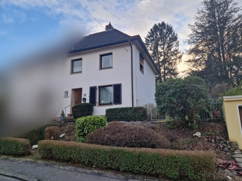 Titelbild - Haus kaufen in Siegen - Gepflegte Altbau-Charme Doppelhaushälfte mit großem, parkähnlichen Grundstück am Rosterberg!