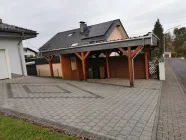 Carport und Hofbereich 