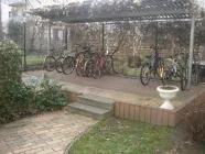 Hof mit Fahrradcarport