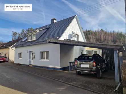 Außenansicht - Haus kaufen in Herdorf / Dermbach - Gepflegtes Einfamilienhaus in Ortsrandlage mit Carport und großem Gartengrundstück!