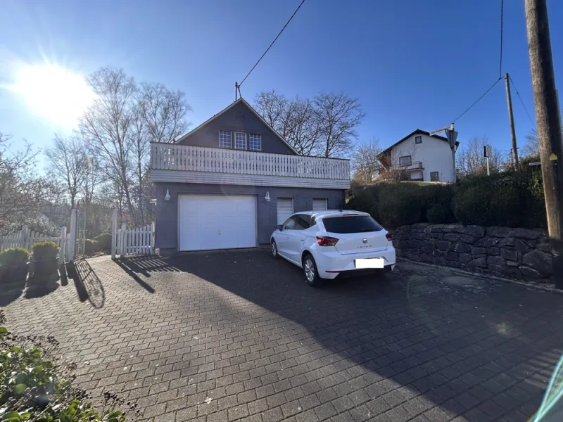 Einfahrt mit Garage