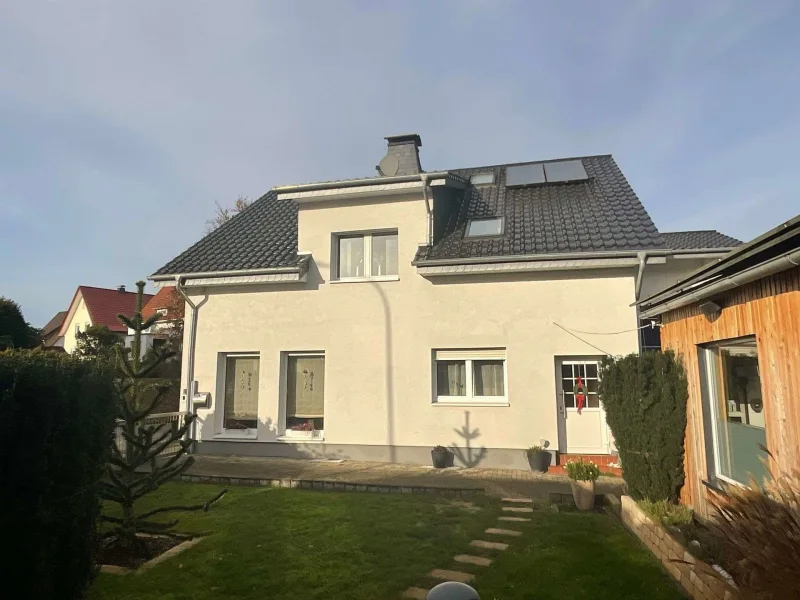 Hausansicht - Haus kaufen in Löhne - Vollsaniertes und energetisch effizientes Zweifamilienhaus in Löhne-Gohfeld