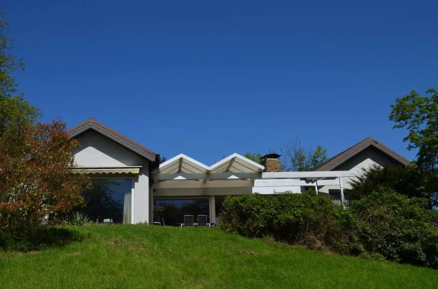 Hausansicht - Haus kaufen in Vlotho - Repräsentativer Bungalow mit Pool