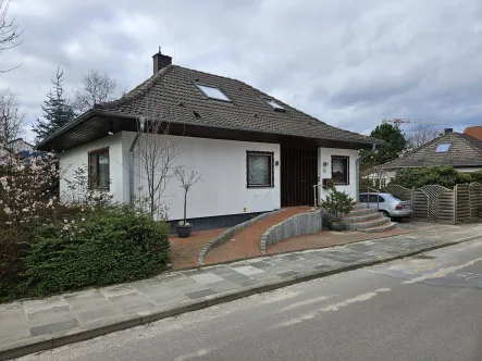 Straßenansicht 2 - Haus kaufen in Bad Oeynhausen - Bungalow in ruhiger und zentraler Lage