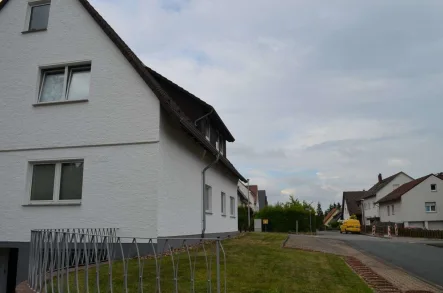 Seitliche Hausansicht - Wohnung mieten in Hiddenhausen - Ruhige 2-Zimmer Erdgeschosswohnung in Hiddenhausen - Schweicheln