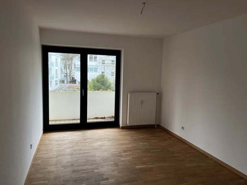 Schlafzimmer mit Zugang zum Balkon