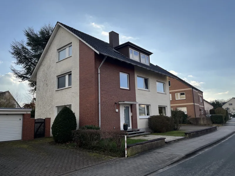 Straßenansicht - Wohnung mieten in Bad Oeynhausen - 3- Zimmer Dachgeschosswohnung in ruhiger Lage nahe HDZ