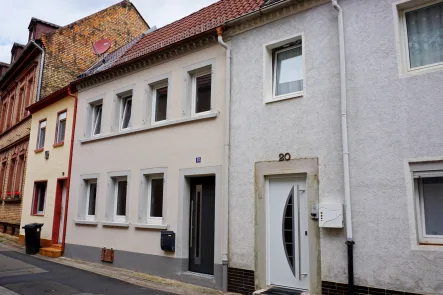 Hauseingang I - Haus mieten in Germersheim - Renoviertes Haus mit Garten und Kfz-Stellplätzen in Germersheim