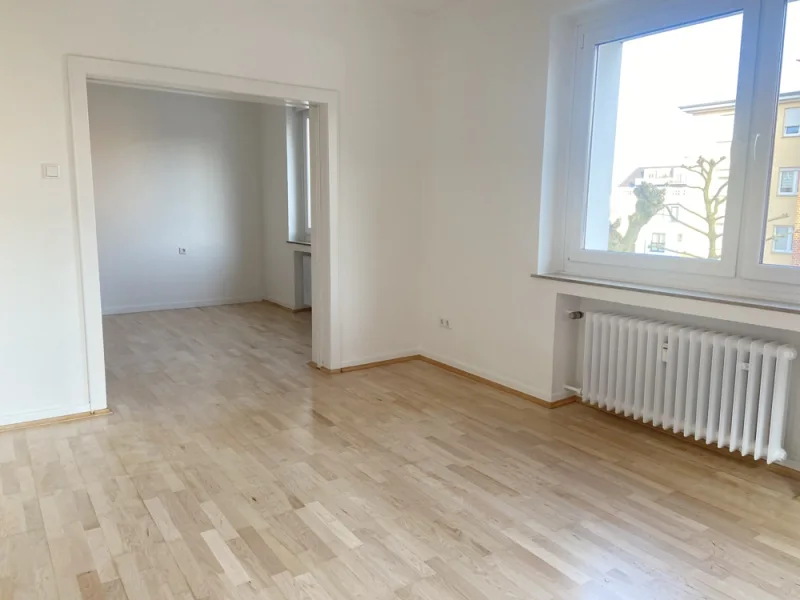 Wohnzimmer mit Blick ins Esszimmer