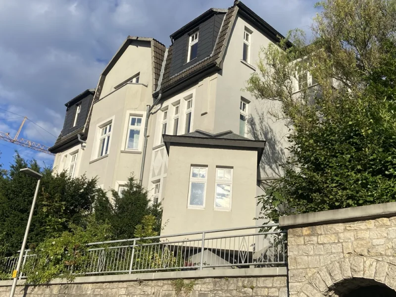  - Wohnung kaufen in Bielefeld - 4-Zimmer-Altbauwohnung mit Terrasse und 450 m² eigenem Gartengrundstück