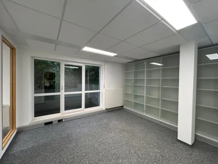 Büro mit Regalen u. Glastüren - Büro/Praxis mieten in Bielefeld - Zu sofort: 105 m² / 5 Büros / Balkon / Erstklassige Lage