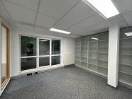 Büro mit Regalen u. Glastüren