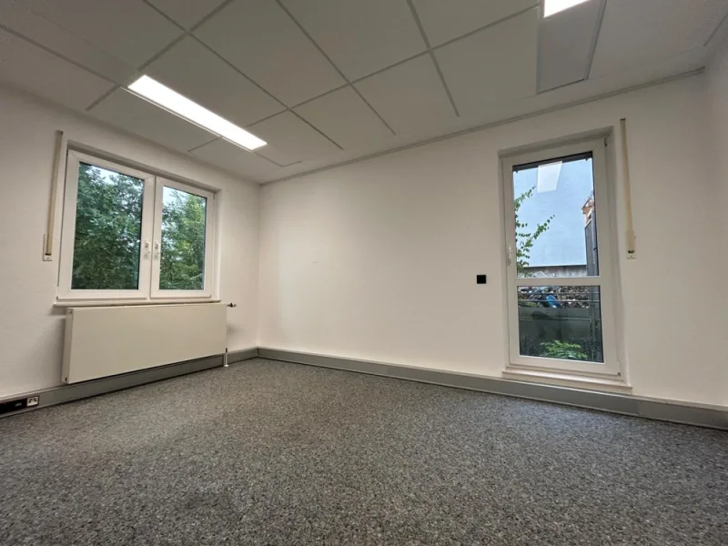 Büro links mit Balkonzugang