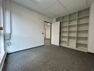 Büro links mit Regalen